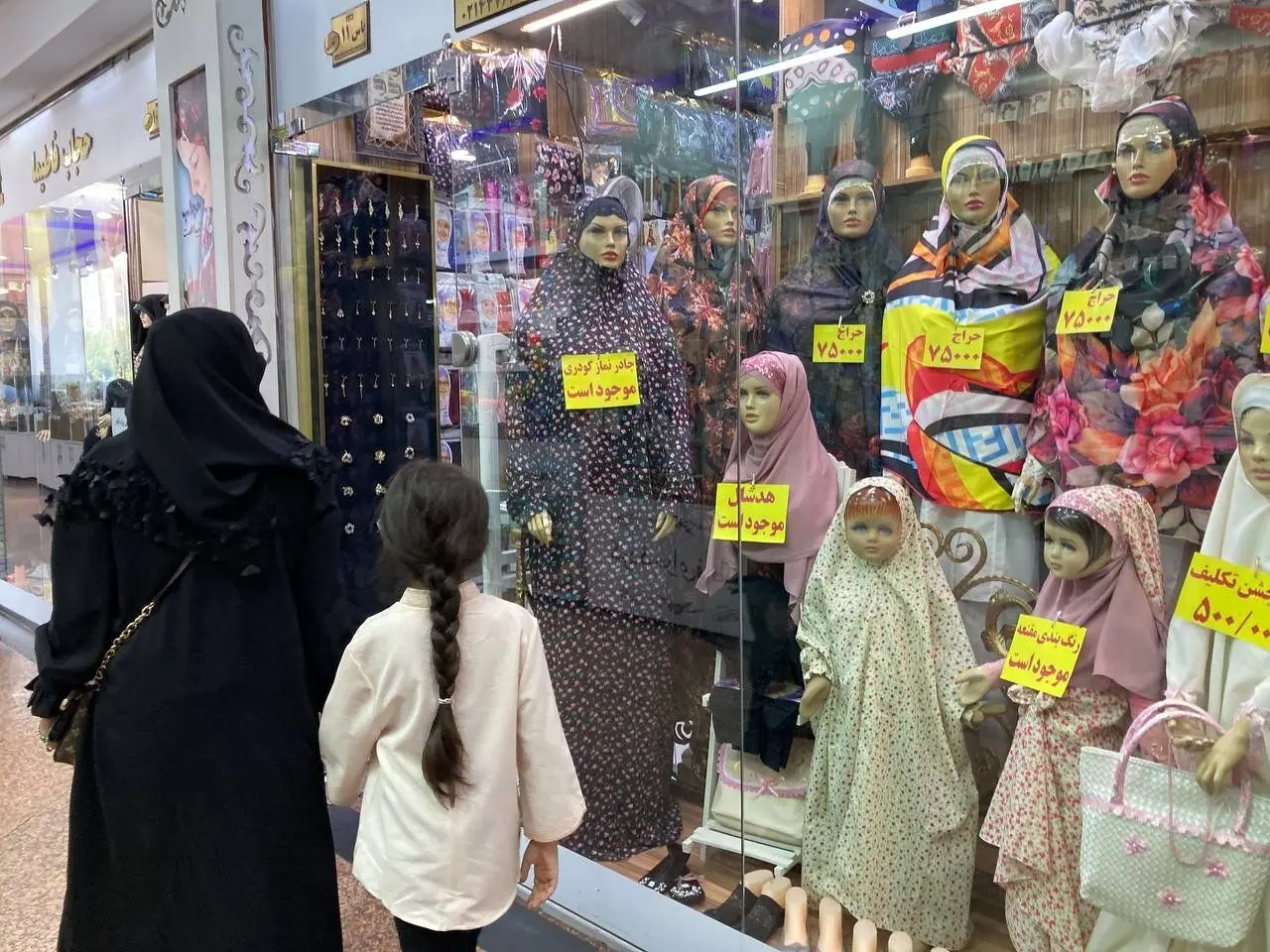 کم رونقی بازار پوشاک در آستانه شب عید